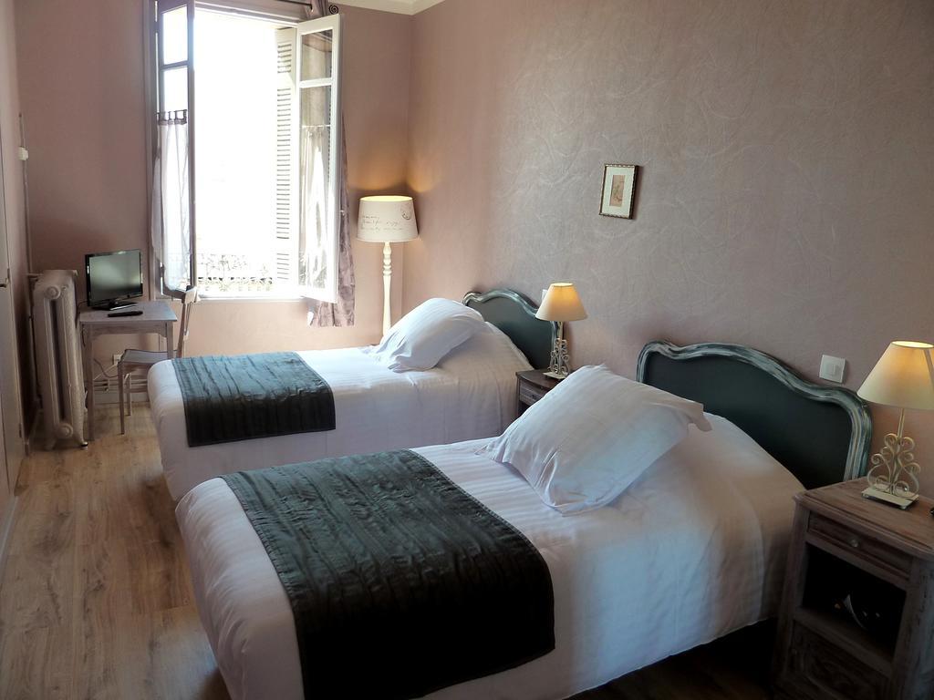 Hotel Souvenirs De Familles Saintes Room photo