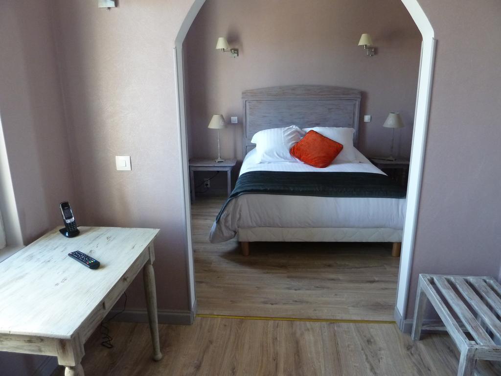 Hotel Souvenirs De Familles Saintes Room photo