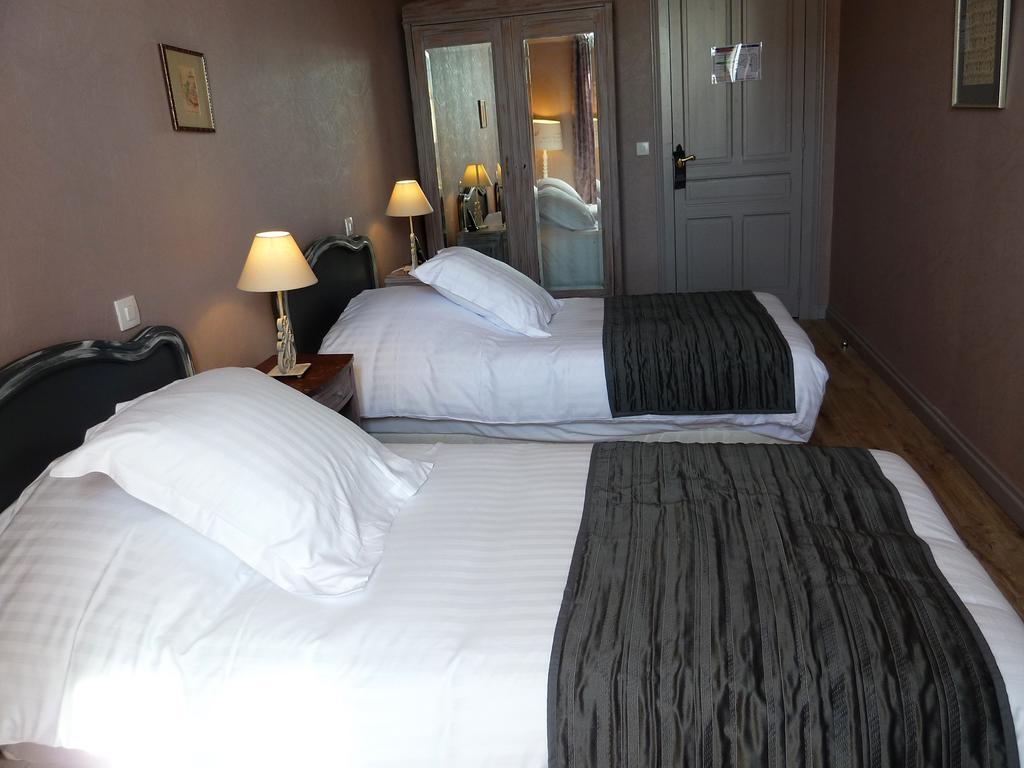Hotel Souvenirs De Familles Saintes Room photo