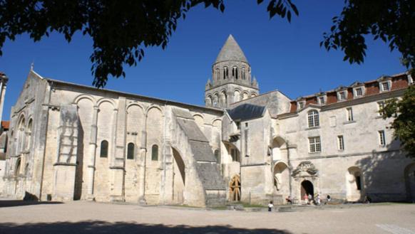 Hotel Souvenirs De Familles Saintes Exterior photo